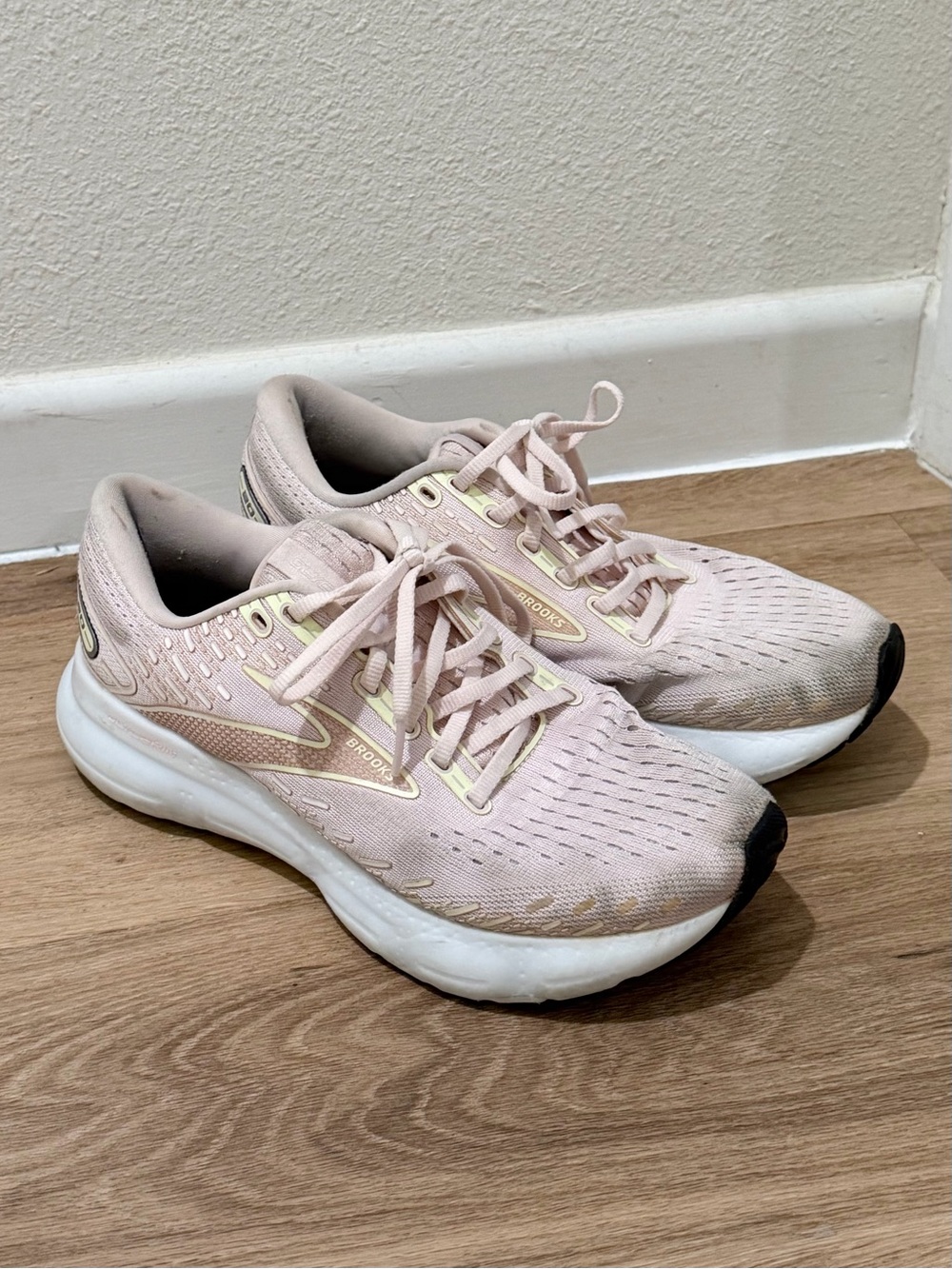 Brooks Glycerin 20 Women’s Running Athletic Training Shoes Pink size 9B Medium